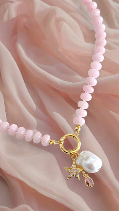 Detalle collar rosa con perla barroca enchapado en oro 18K - D'march Designs Chile