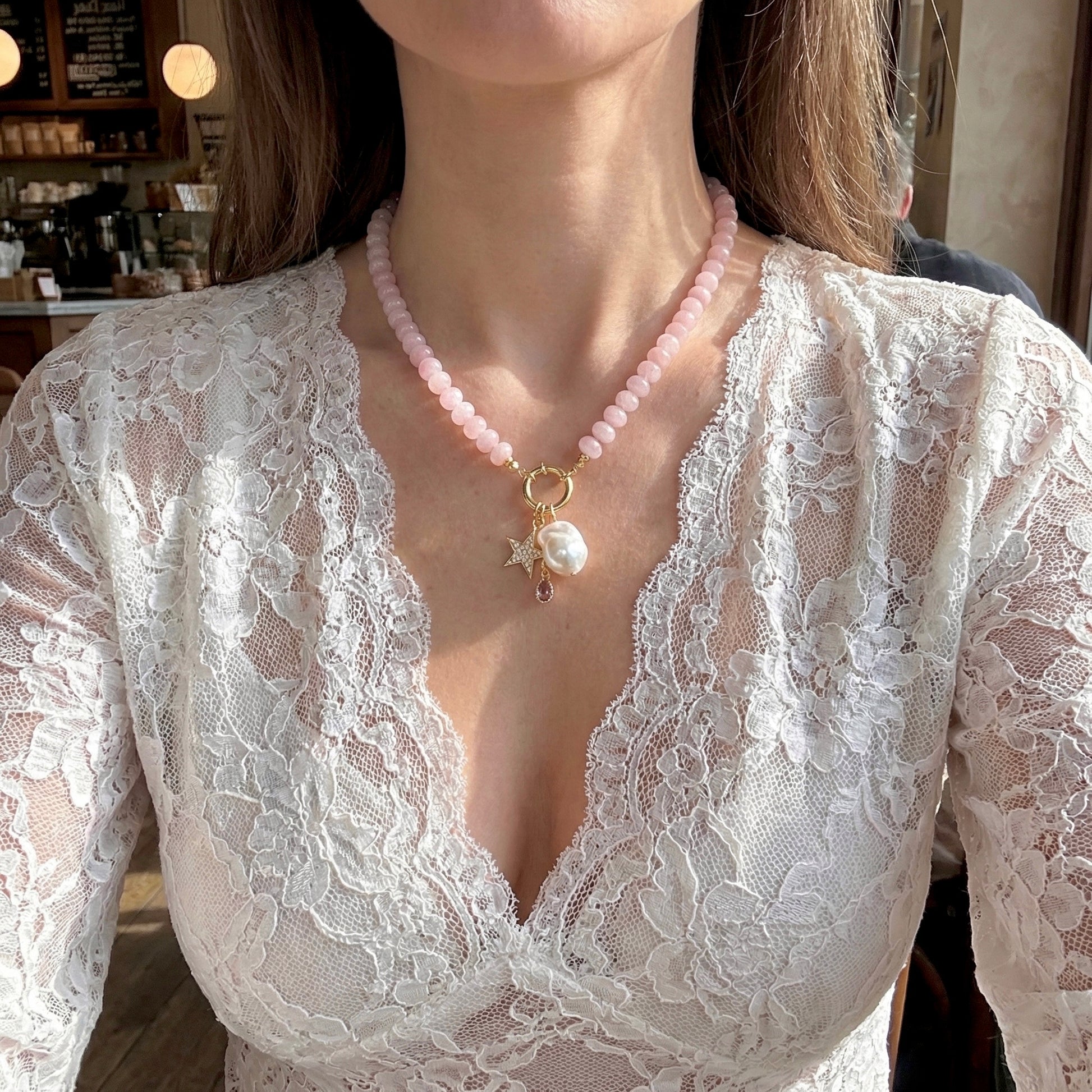 Mujer usando collar rosa con perla barroca dorado enchapado en oro 18K - D'march Designs Chile