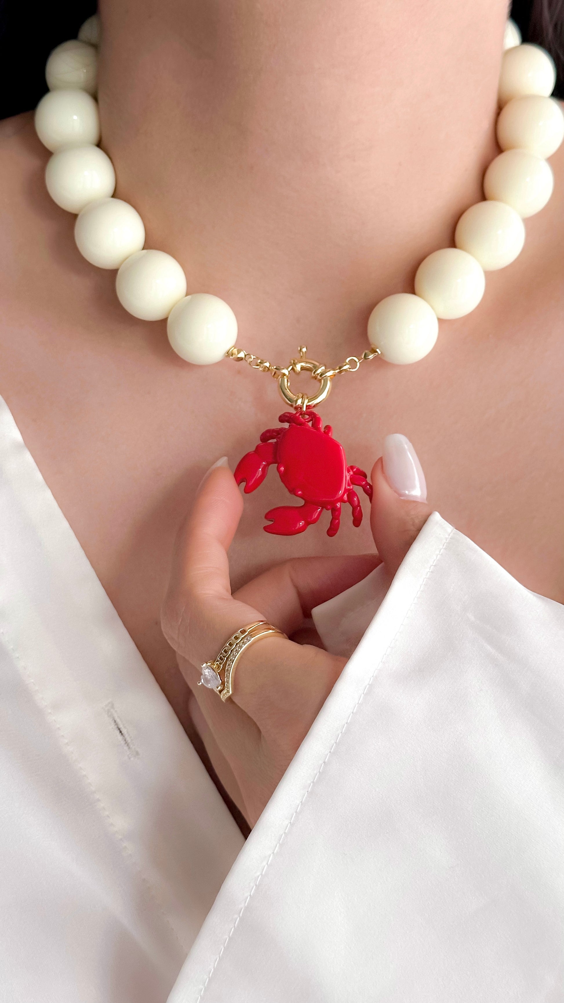 Mujer usando collar vainilla cangrejo dorado enchapado en oro 18K - D'march Designs Chile