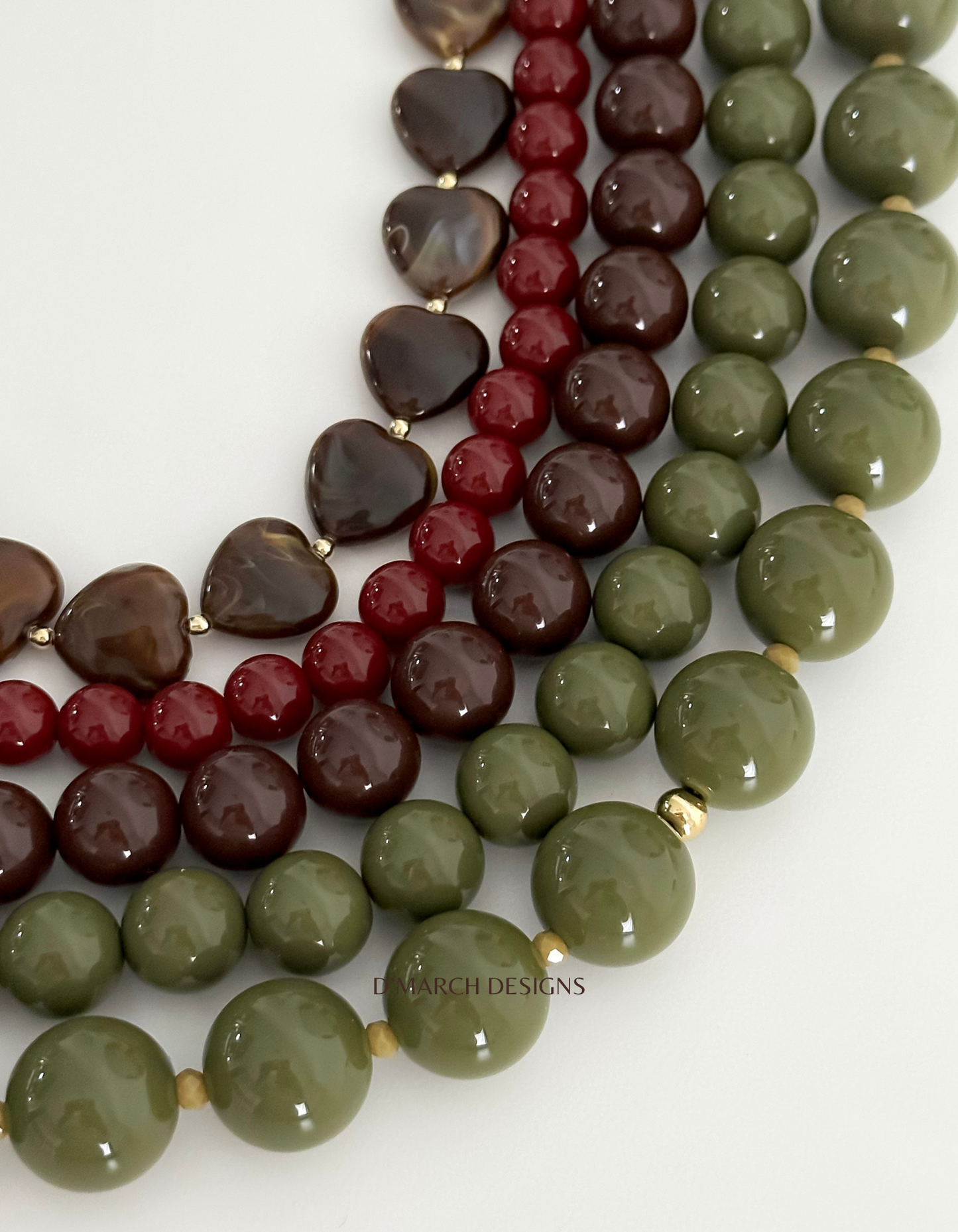 Collar verde oliva 18mm combinado con otros collares dorados enchapados en oro 18K - D'march Designs Chile