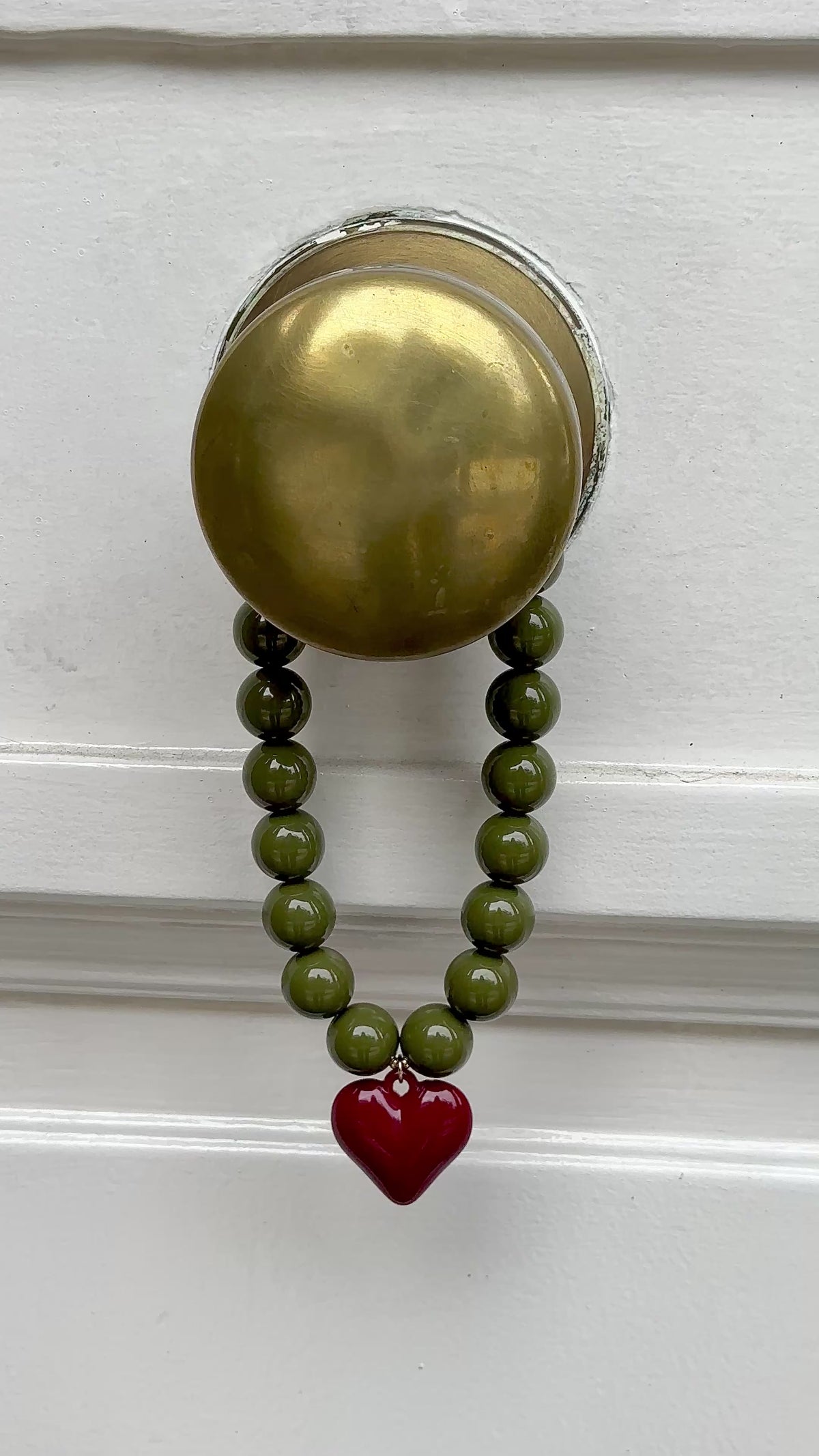 Video collar verde oliva 18mm con dije corazón burdeo y terminaciones enchapadas en oro 18K - D'march Designs Chile