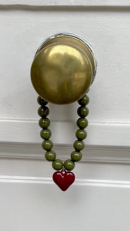 Video collar verde oliva 18mm con dije corazón burdeo y terminaciones enchapadas en oro 18K - D'march Designs Chile