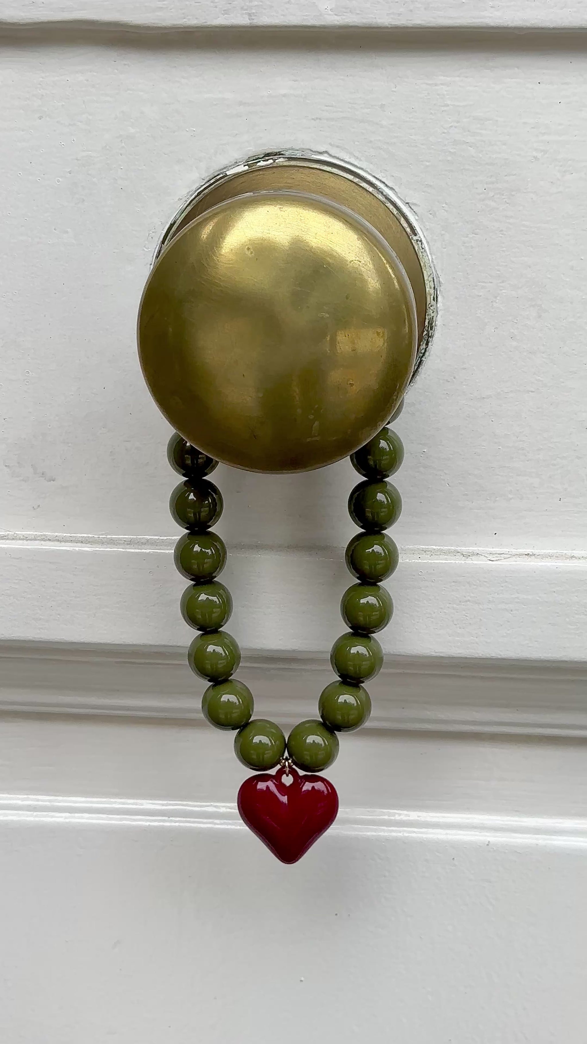 Video collar verde oliva 18mm con dije corazón burdeo y terminaciones enchapadas en oro 18K - D'march Designs Chile