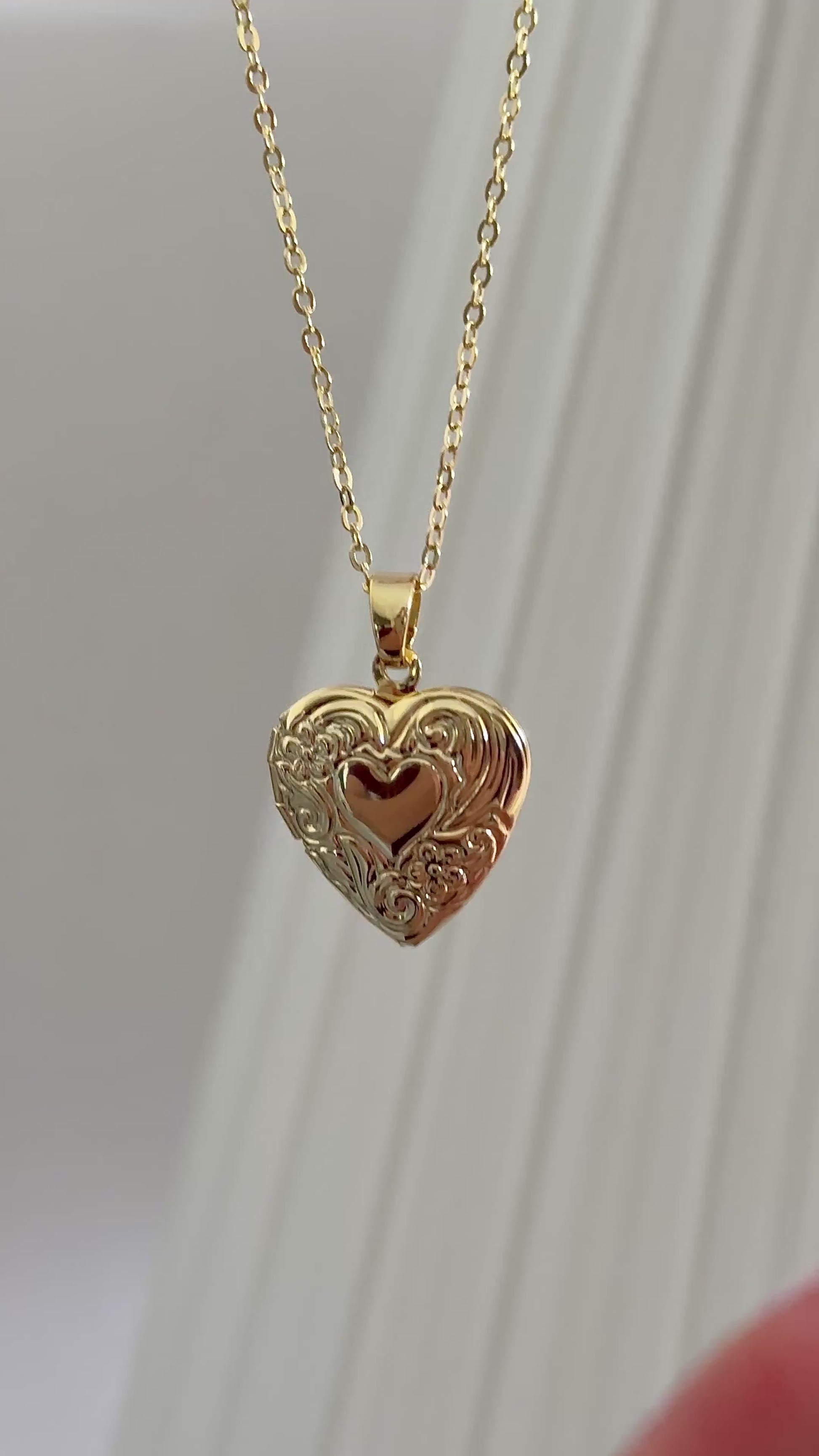 Video collar cadena relicario corazón vintage con espacio para 2 fotos enchapado en oro 18K - D'march Designs Chile